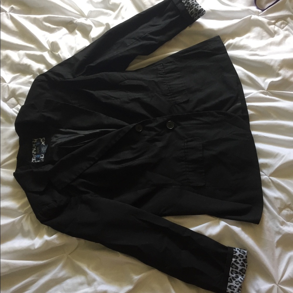 Black jacket with optional greyscale print accents